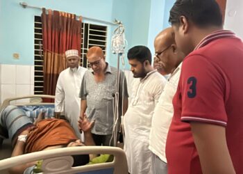 হাসপাতালে চিকিৎসাধীন মাওলানা মুজাহিদের শয্যাপাশে মহানগরী নায়েবে আমীর আব্দুস সবুর ফকির