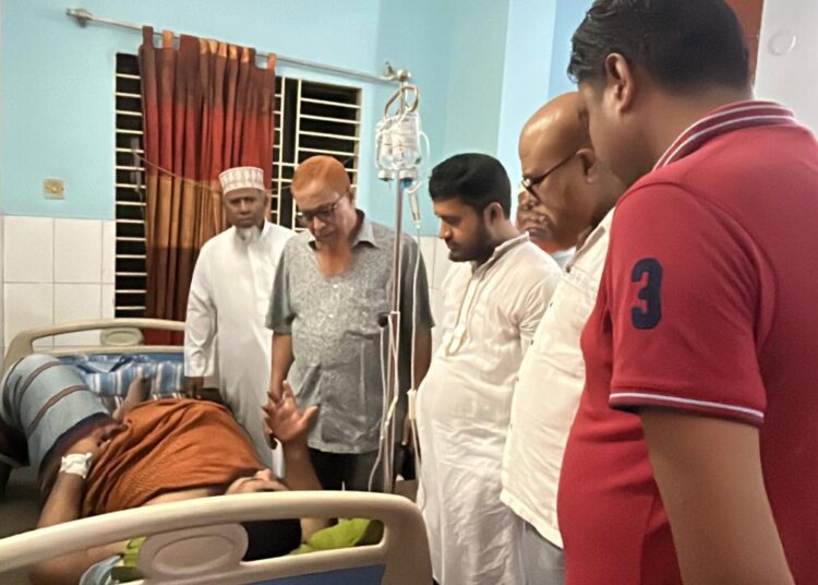 হাসপাতালে চিকিৎসাধীন মাওলানা মুজাহিদের শয্যাপাশে মহানগরী নায়েবে আমীর আব্দুস সবুর ফকির