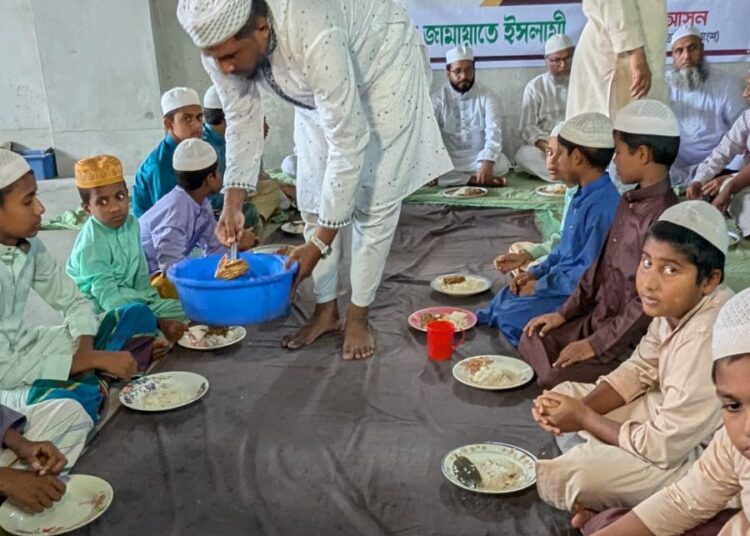 জুলাই গণ-অভ্যুত্থানে শহীদ, আহত ও পঙ্গুত্ববরণকারীদের স্মরণে ঢাকা-৫ আসনে দরিদ্র, অসহায়, দুস্থ ও ইয়াতিমদের মাঝে খাবার বিতরণ