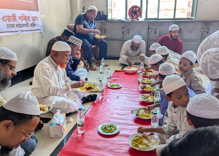 ওয়ারী পশ্চিম থানার উদ্যোগে এতিম শিশুদের মাঝে খাবার বিতরণ