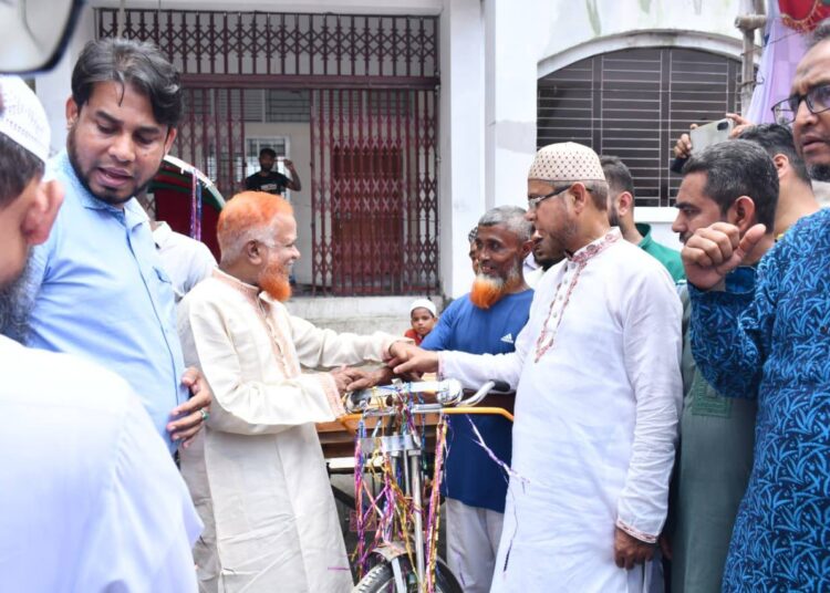 রাজধানীর কদমতলীতে আত্মকর্মসংস্থান সৃষ্টির লক্ষ্যে কর্মহীনদের মাঝে ভ্যান ও রিক্সা বিতরণ করেছে জামায়াতে ইসলামী ঢাকা মহানগরী দক্ষিণ