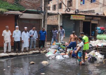শ্যামপুর ৫৪ নং ওয়ার্ডে রাস্তায় জলাবদ্ধতা নিরসনে জামায়াতের প্রতিনিধি টিমের সহযোগিতা