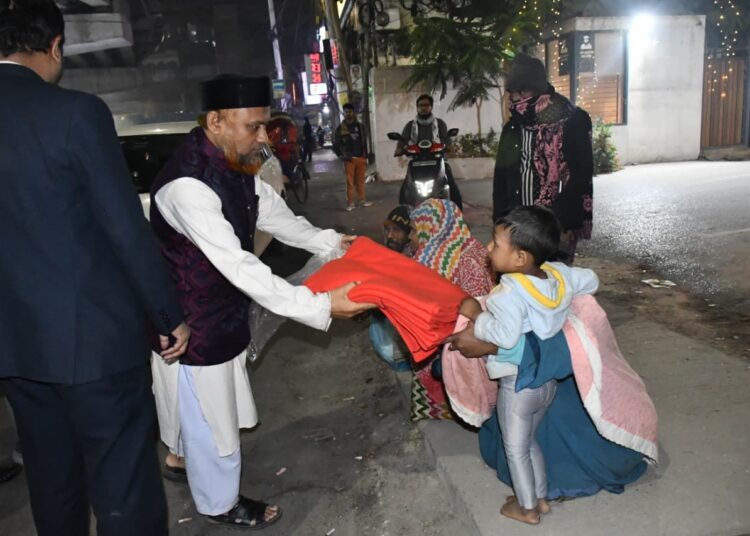 জামায়াতে ইসলামীর উদ্যোগে গভীর রাতে শীতার্তদের মাঝে কম্বল বিতরণ