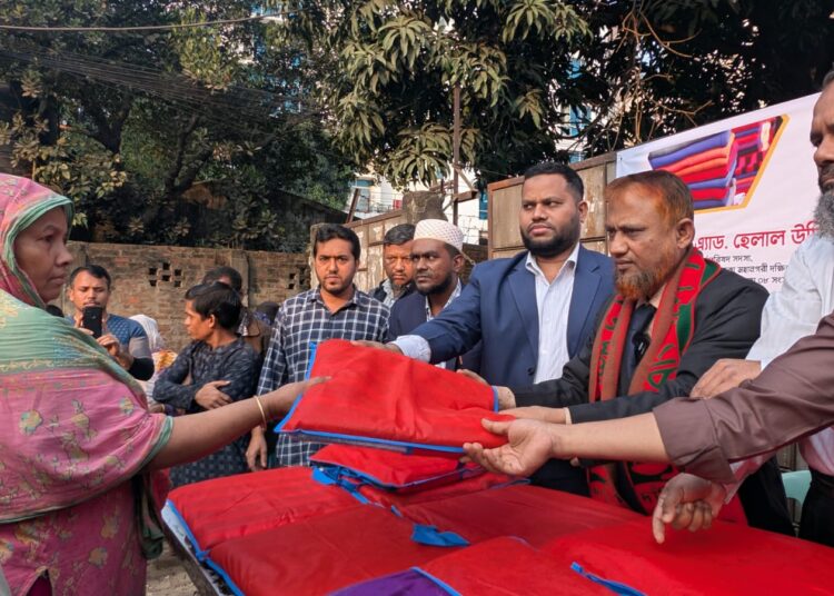 রাজধানীর মতিঝিলে সুবিধাবঞ্চিতদের মাঝে জামায়াতে ইসলামীর কম্বল বিতরণ