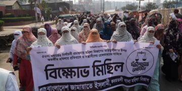 কদমতলীতে নারী নেত্রীর ওপর হামলার প্রতিবাদে মহিলা জামায়াতের বিক্ষোভ মিছিল অনুষ্ঠিত