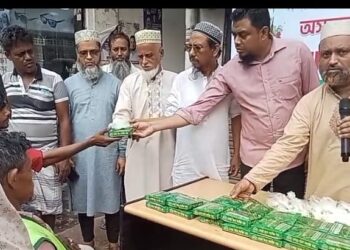 অসহায়-দুঃস্থ মানুষের মাঝে খাবার বিতরণ