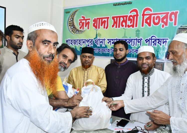 অসহায় ও সুবিধাবঞ্চিত মানুষের মাঝে ঈদ উপহার সামগ্রী বিতরণ করেন ড. মুহাম্মদ হেলাল উদ্দিন