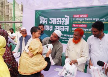 রাজধানীর হাজারীবাগ পার্কে অসহায় ও সুবিধাবঞ্চিত মানুষের মাঝে ঈদ উপহার সামগ্রী বিতরণ