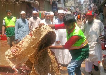 ঢাকা-৪ আসনের সংসদ সদস্য সৈয়দ জয়নুল আবেদীনের নেতৃত্বে কুরবানির পশুর বর্জ্য অপসারণ