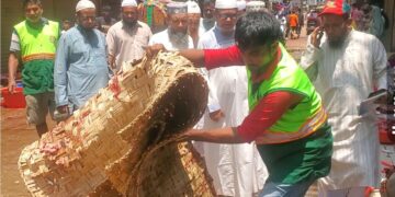 ঢাকা-৪ আসনের সংসদ সদস্য সৈয়দ জয়নুল আবেদীনের নেতৃত্বে কুরবানির পশুর বর্জ্য অপসারণ