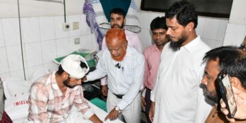 জগন্নাথ বিশ্ববিদ্যালয়ে ছাত্রদলের সন্ত্রাসী হামলায় আহতদের দেখতে হাসপাতালে জামায়াত নেতৃবৃন্দ