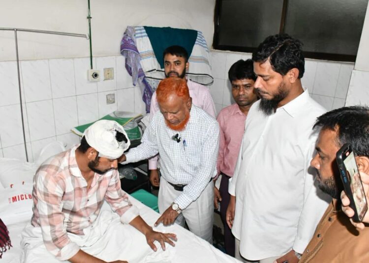 জগন্নাথ বিশ্ববিদ্যালয়ে ছাত্রদলের সন্ত্রাসী হামলায় আহতদের দেখতে হাসপাতালে জামায়াত নেতৃবৃন্দ